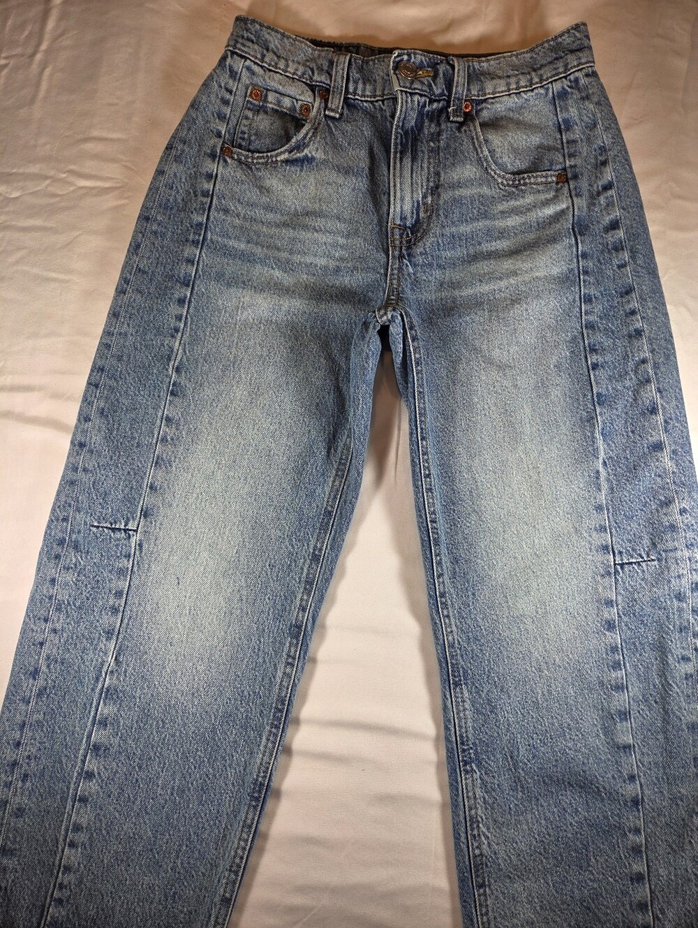 Aeropostale Young Womans Light Wash BARREL Jeans.